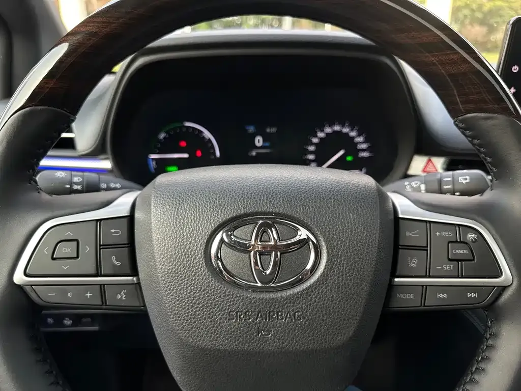 Toyota Granvia — фото 5