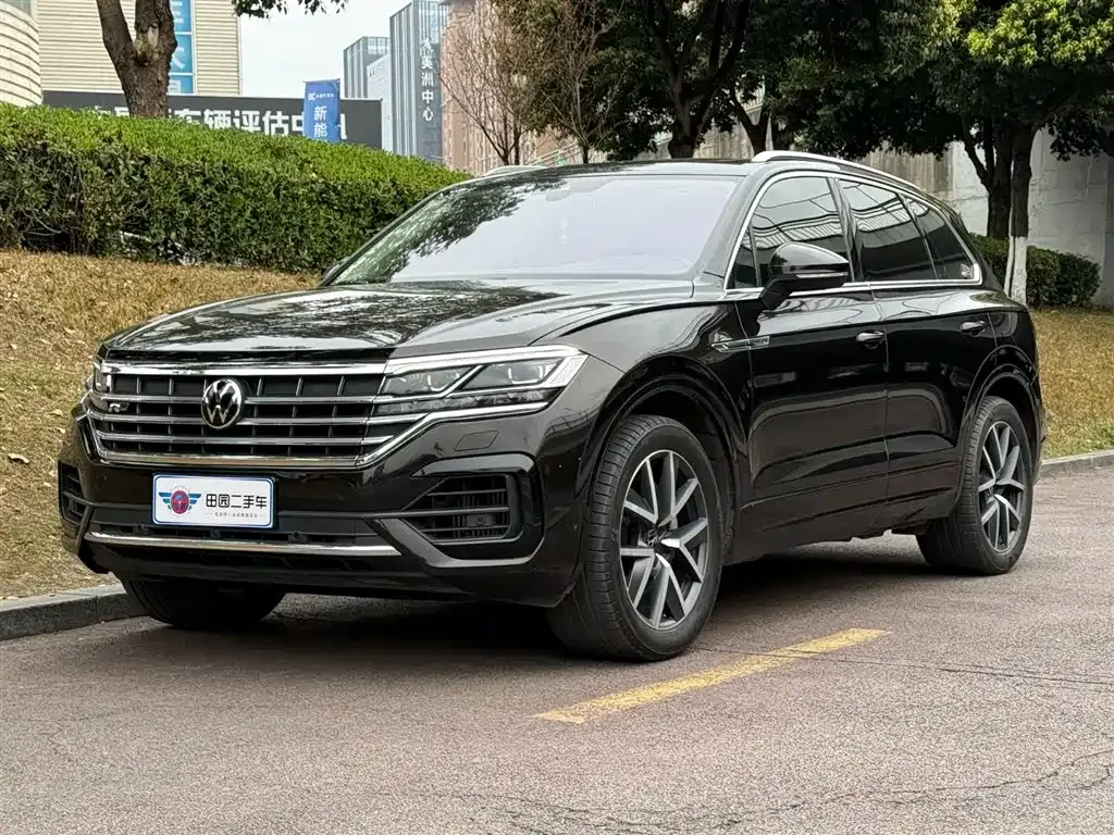 Volkswagen Touareg — фото 1