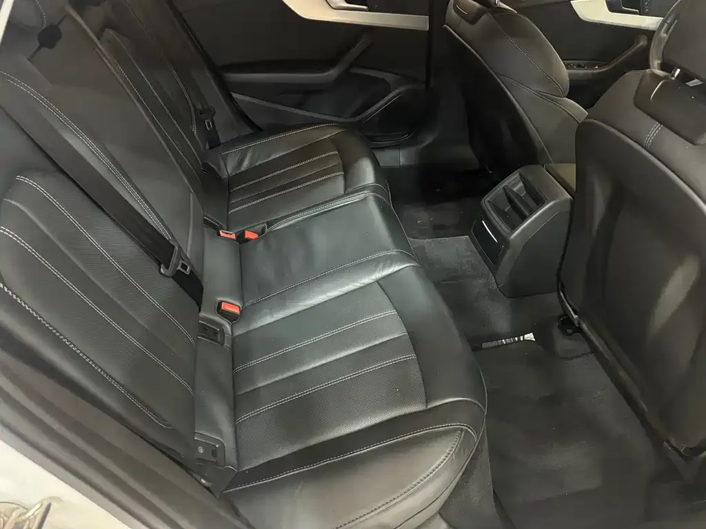 Audi A4L 2023 из CN, фото 3