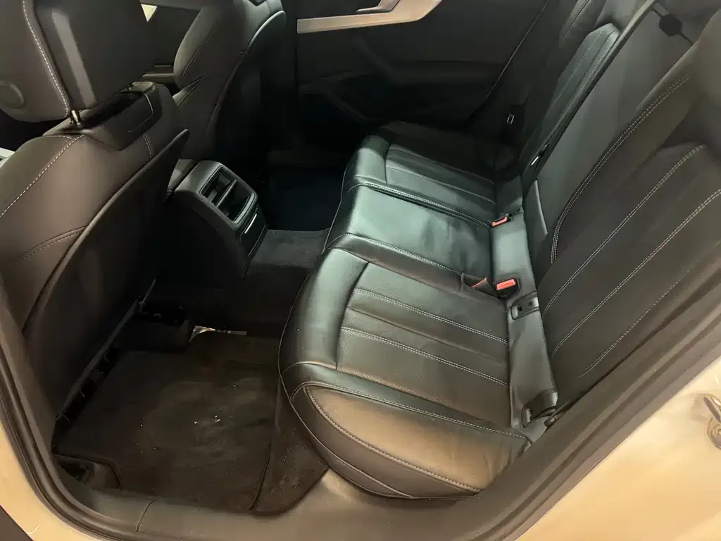 Audi A4L 2023 из CN, фото 2
