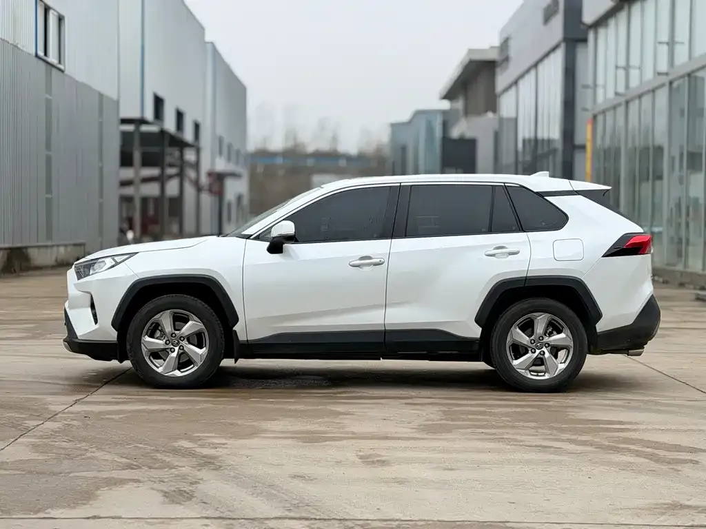 Toyota RAV4 — фото 7