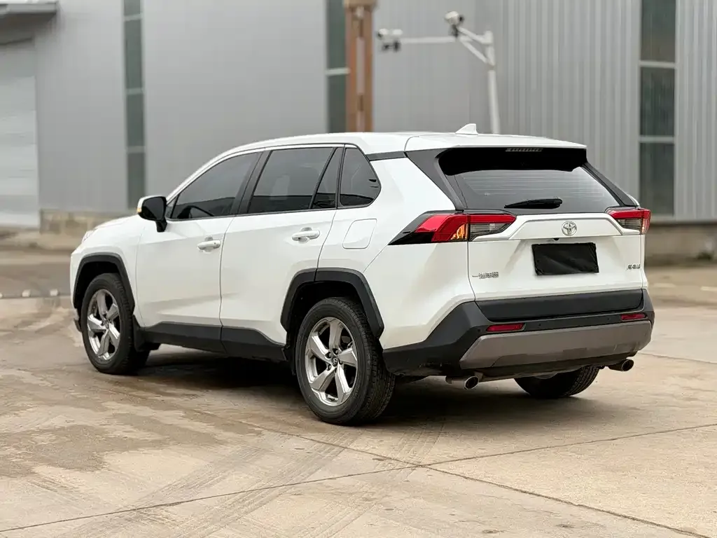 Toyota RAV4 — фото 5
