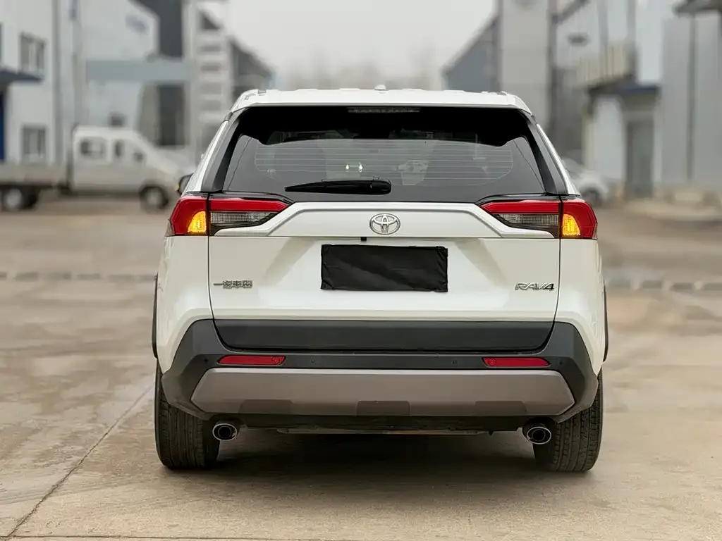 Toyota RAV4 — фото 8