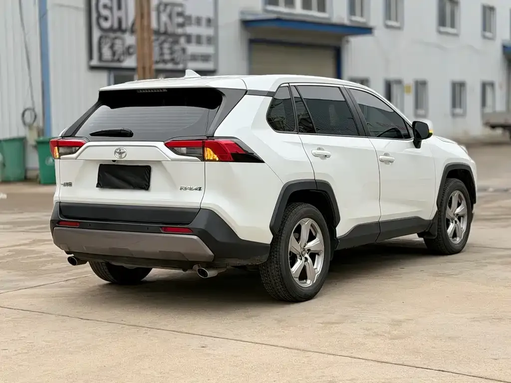 Toyota RAV4 — фото 6