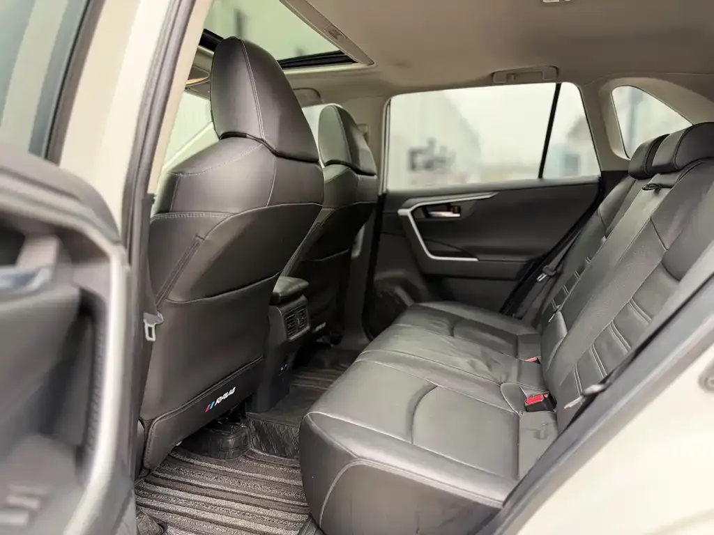 Toyota RAV4 — фото 3