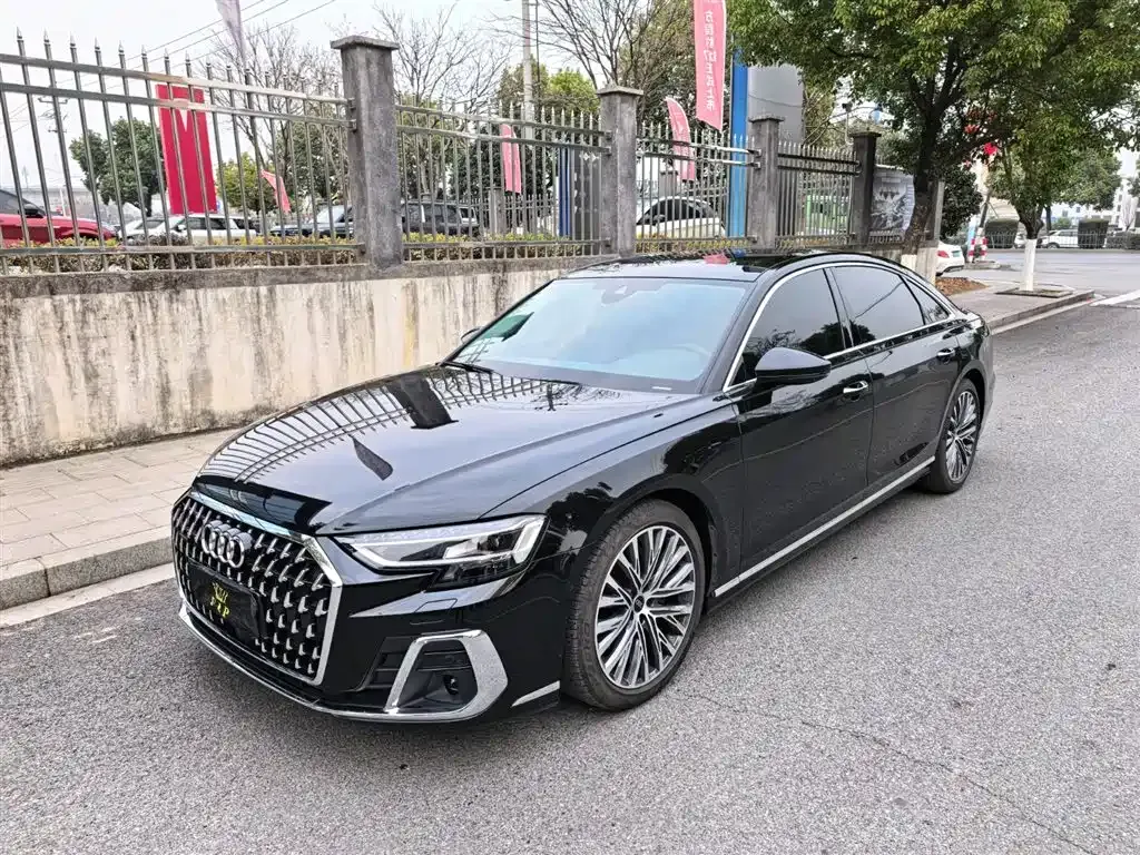 Audi A8 — фото 1