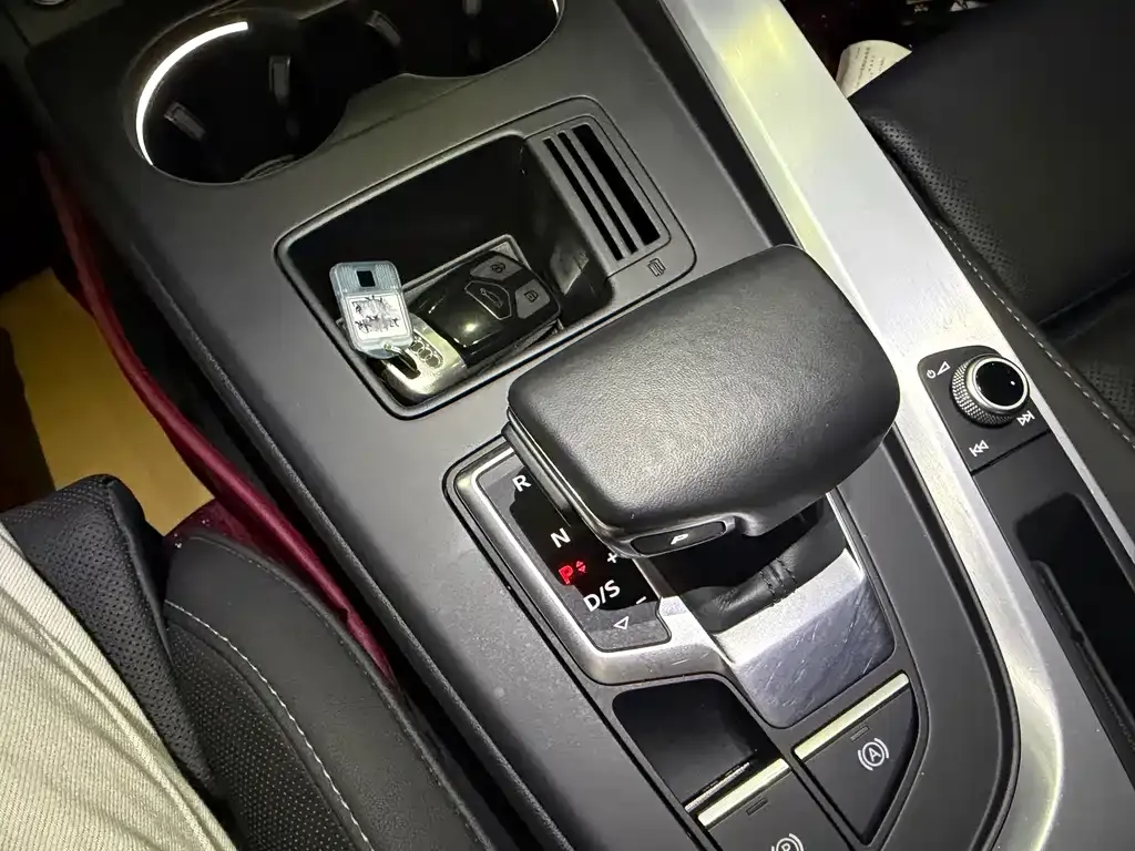 Audi A4L 2022 из CN, фото 4