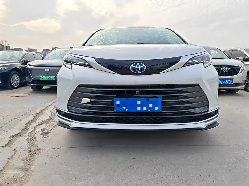 Toyota Sienna 2023 из CN, фото 1