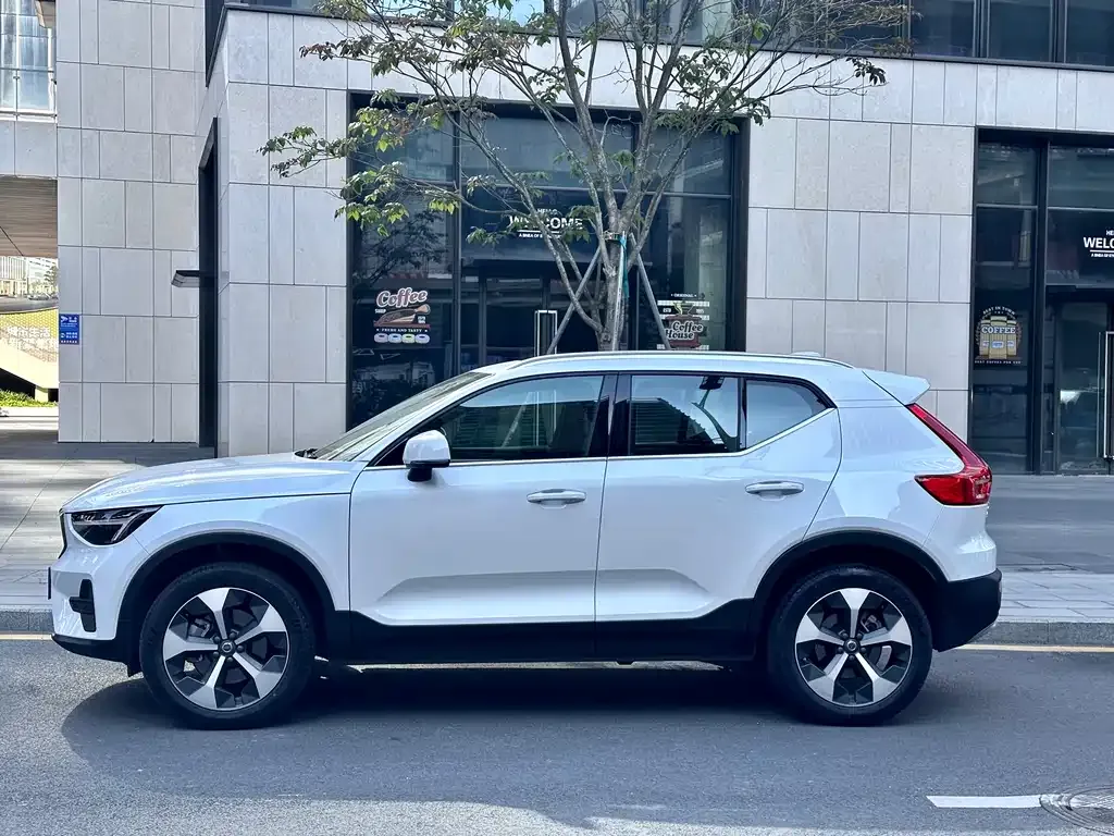 Volvo XC40 — фото 4