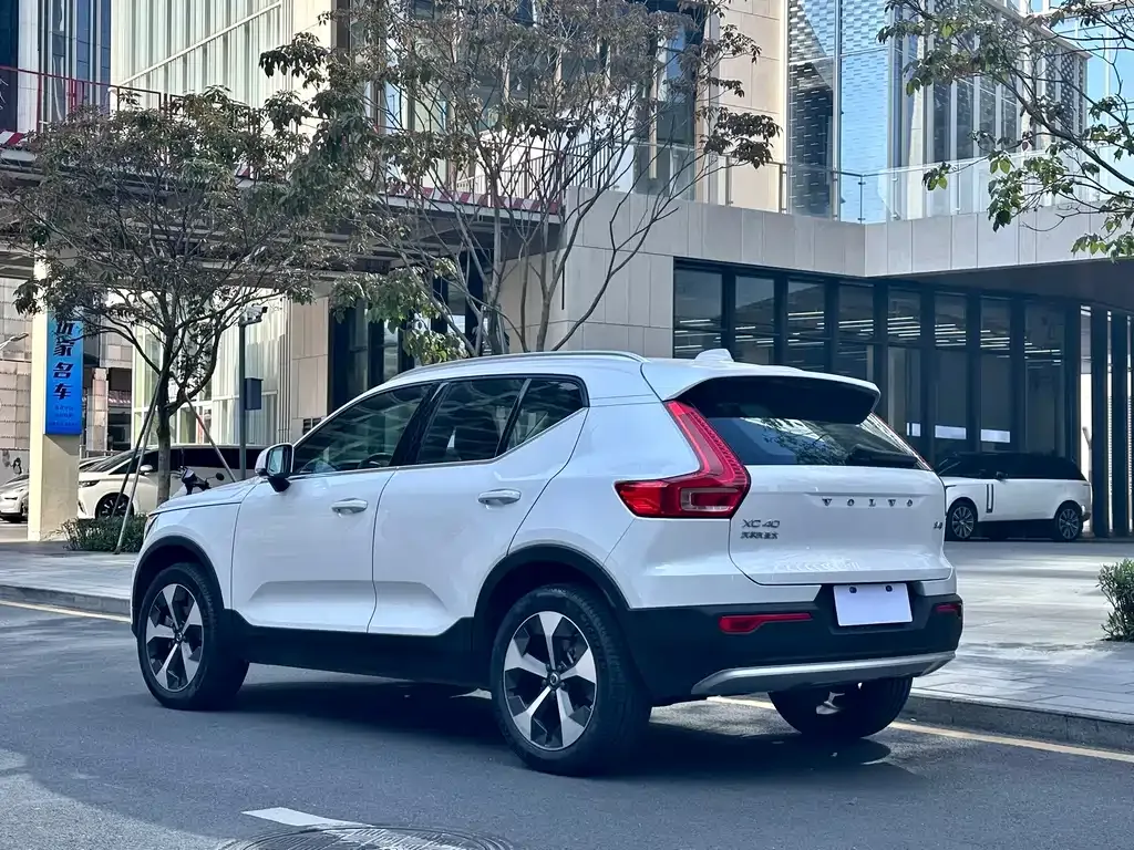 Volvo XC40 — фото 10