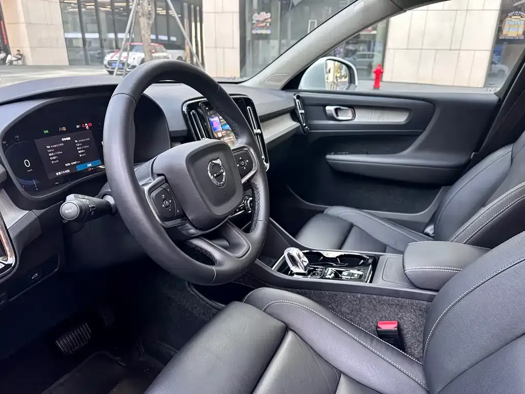 Volvo XC40 — фото 6