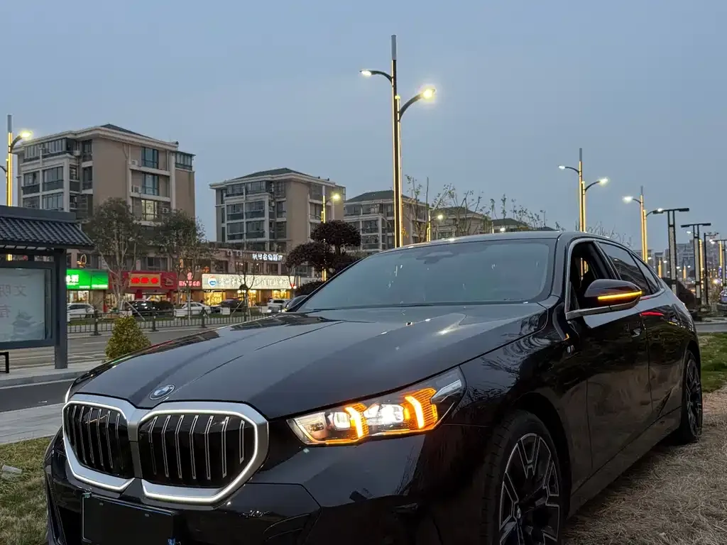 BMW 5 Series — фото 1