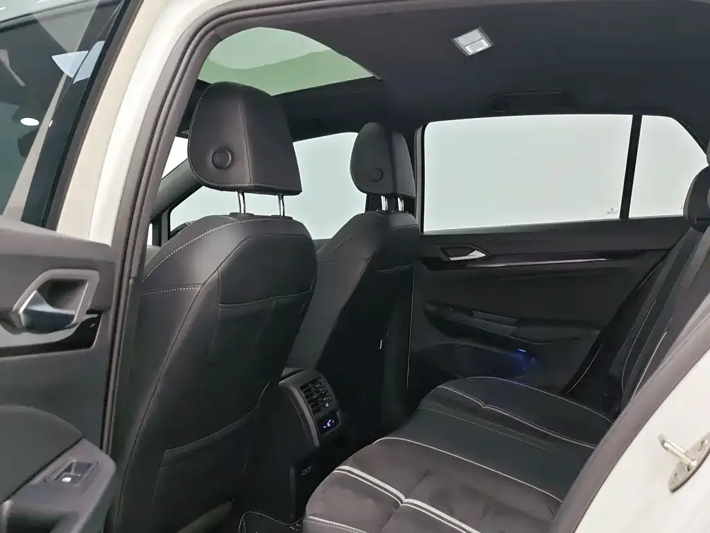 Volkswagen Golf 2023 из CN, фото 9