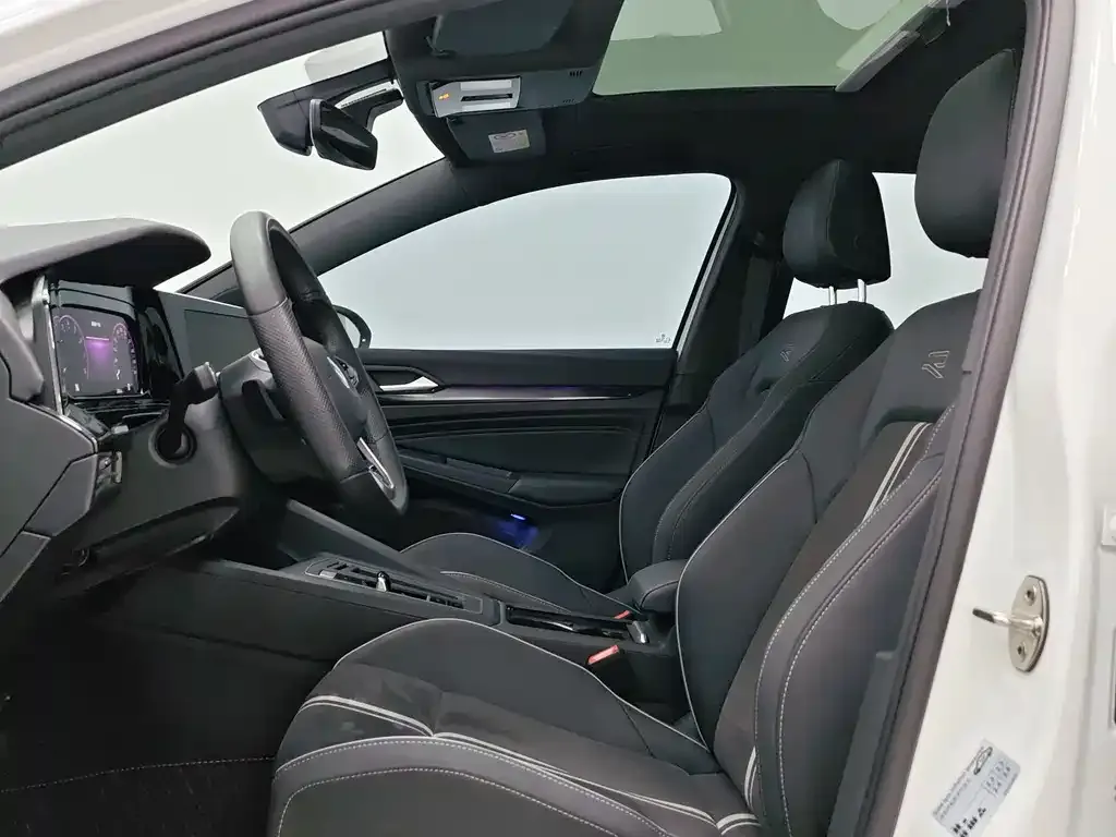 Volkswagen Golf 2023 из CN, фото 10