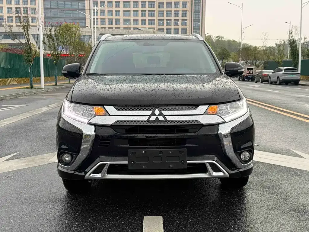 Mitsubishi Outlander 2023 из CN, фото 8