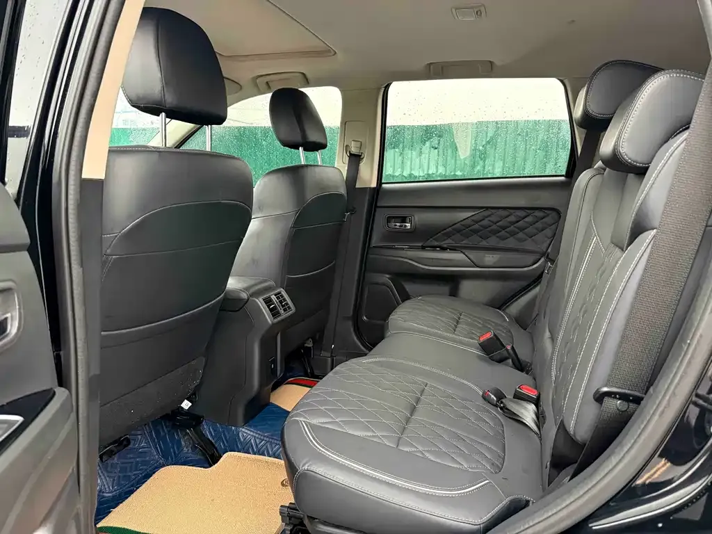 Mitsubishi Outlander 2023 из CN, фото 2