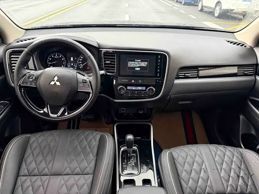 Mitsubishi Outlander 2023 из CN, фото 4