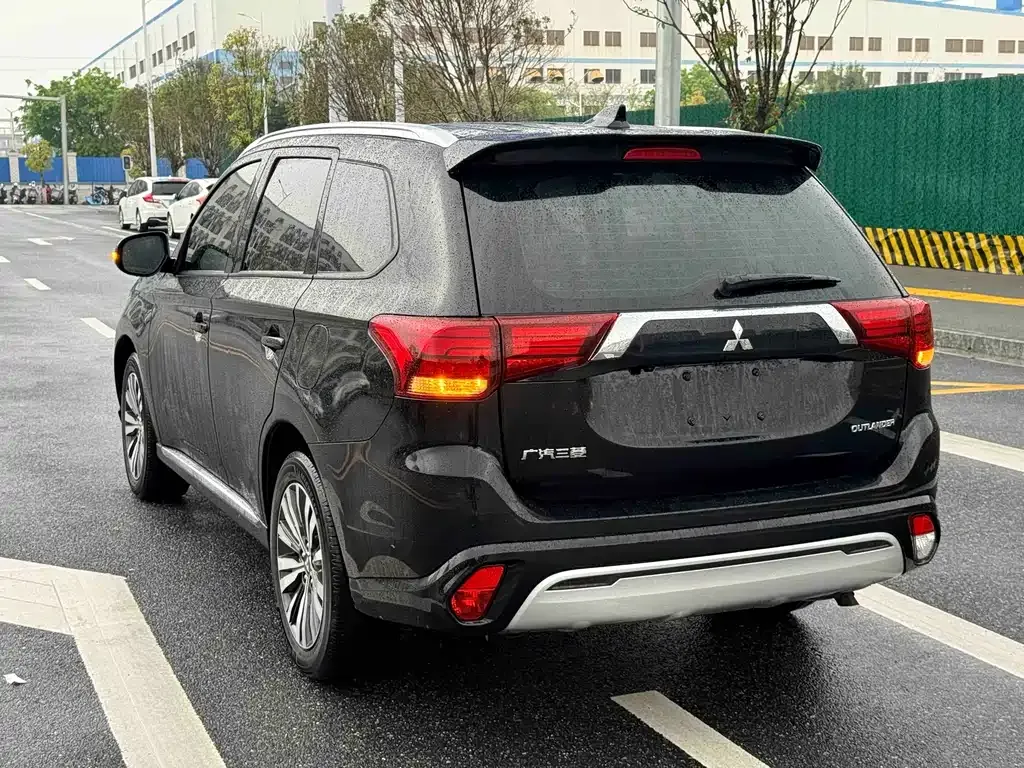 Mitsubishi Outlander 2023 из CN, фото 5