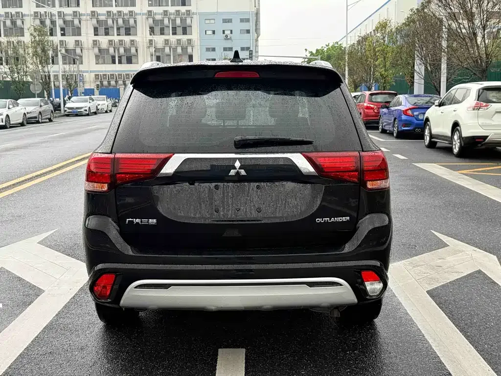 Mitsubishi Outlander 2023 из CN, фото 9