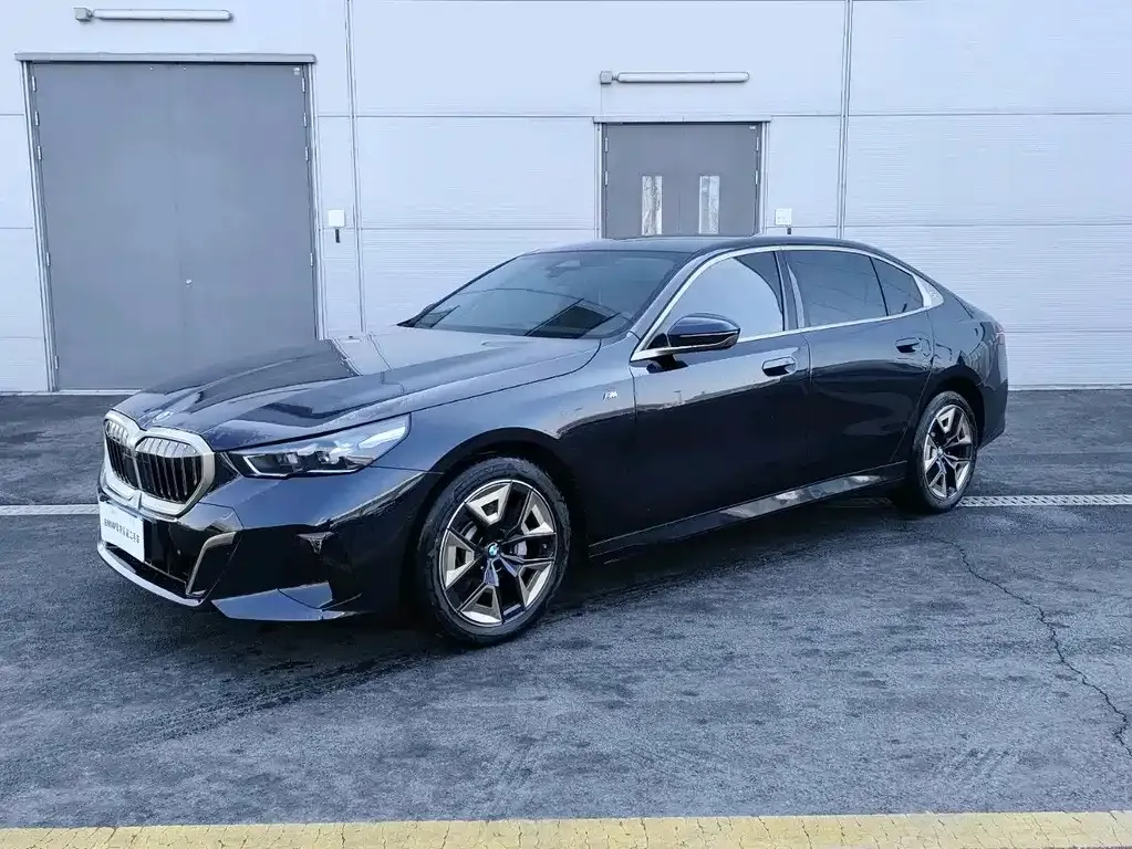 BMW 5 Series — фото 1