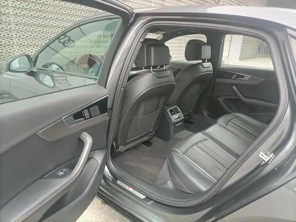 Audi A4L 2024 из CN, фото 4