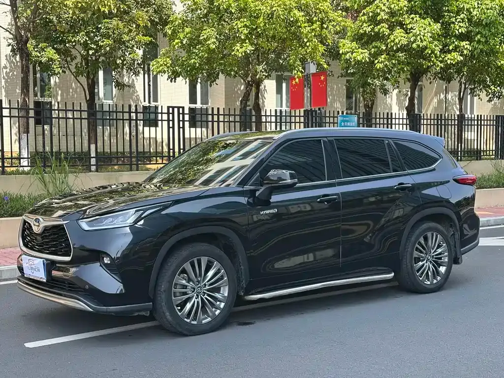 Toyota Highlander — фото 1