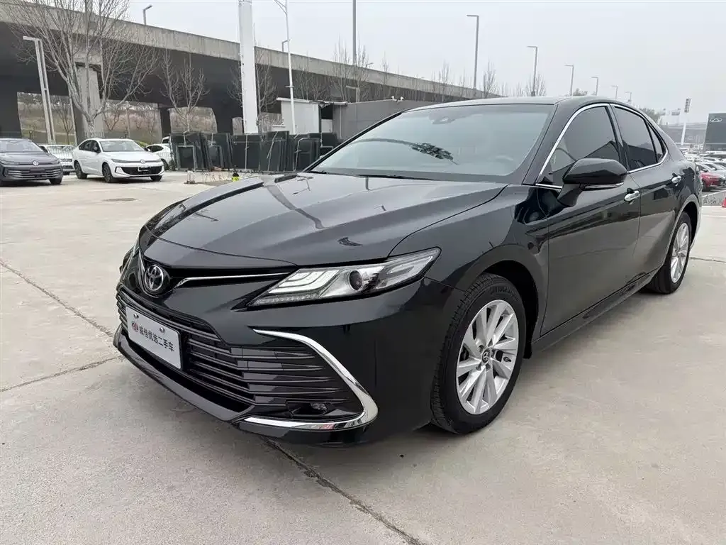 Toyota Camry — фото 1