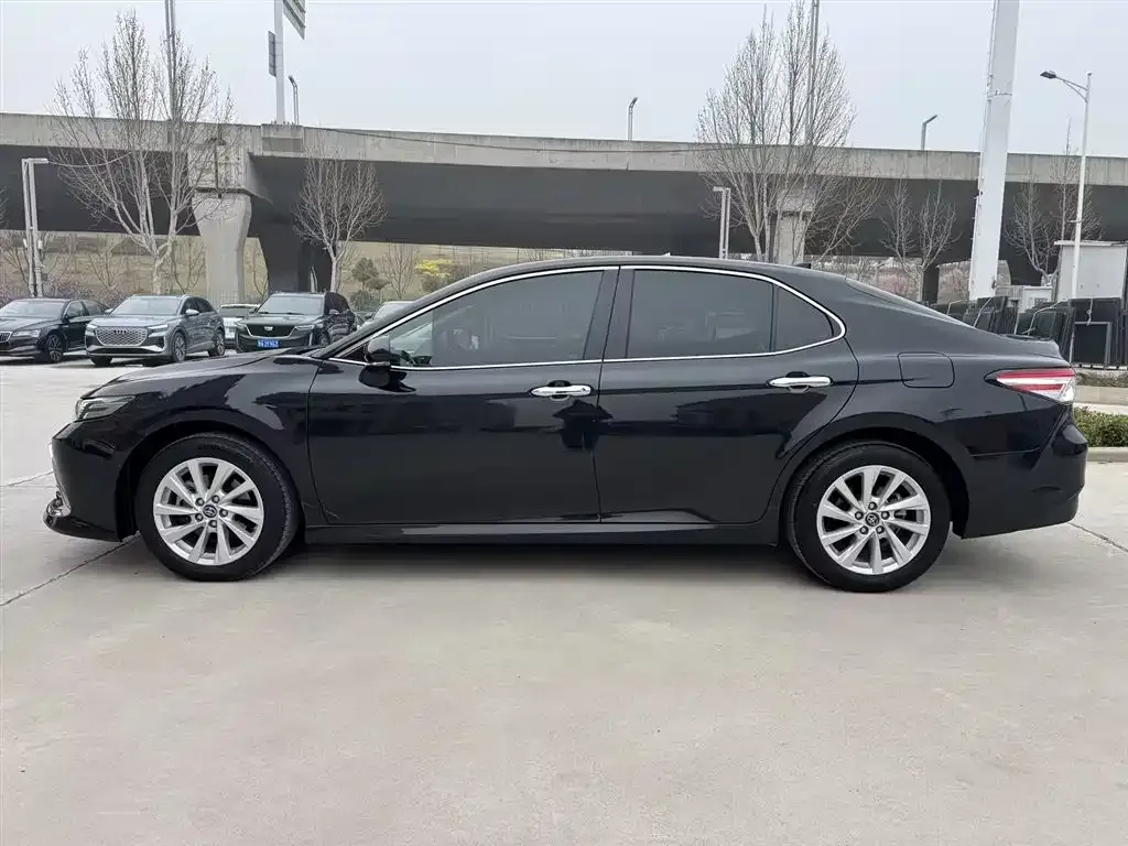 Toyota Camry — фото 3