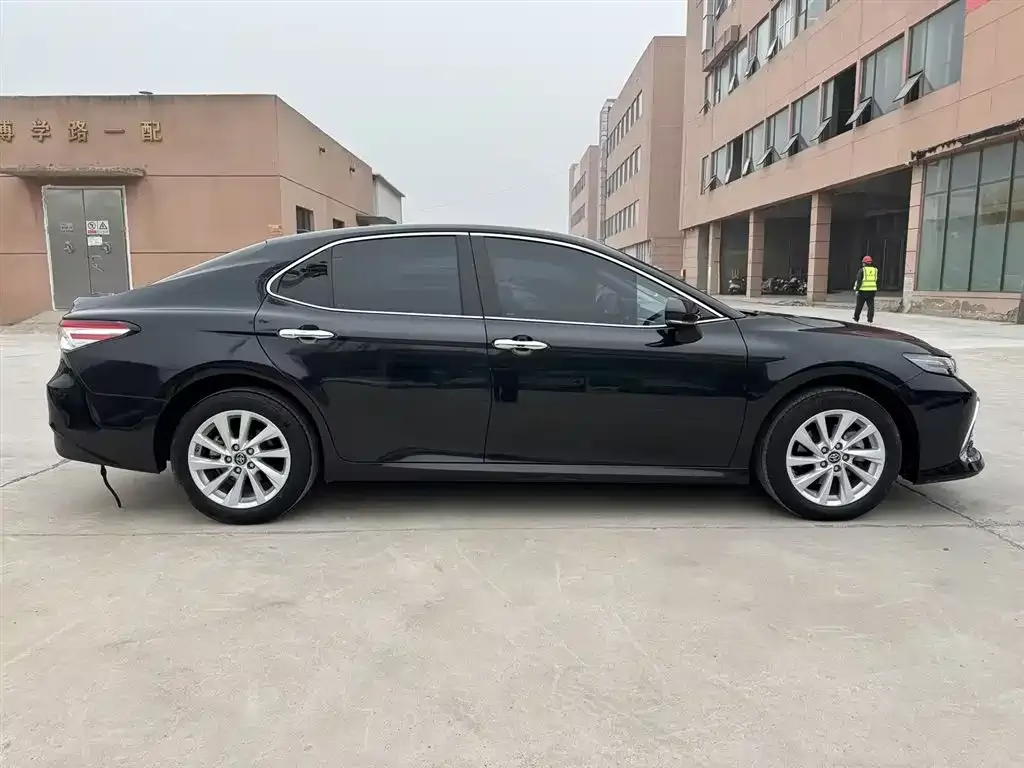Toyota Camry — фото 9