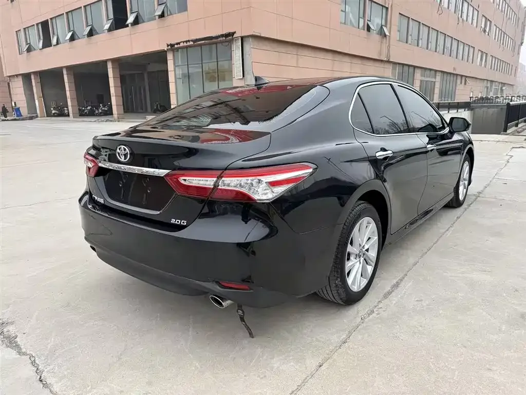 Toyota Camry — фото 10