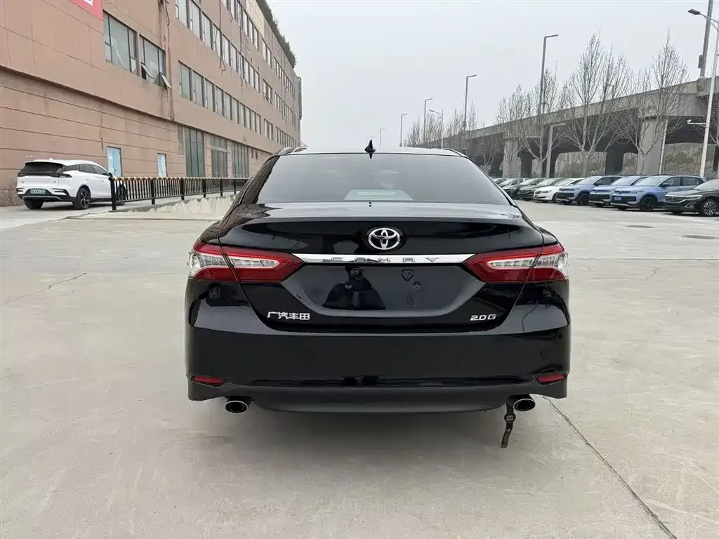 Toyota Camry — фото 2