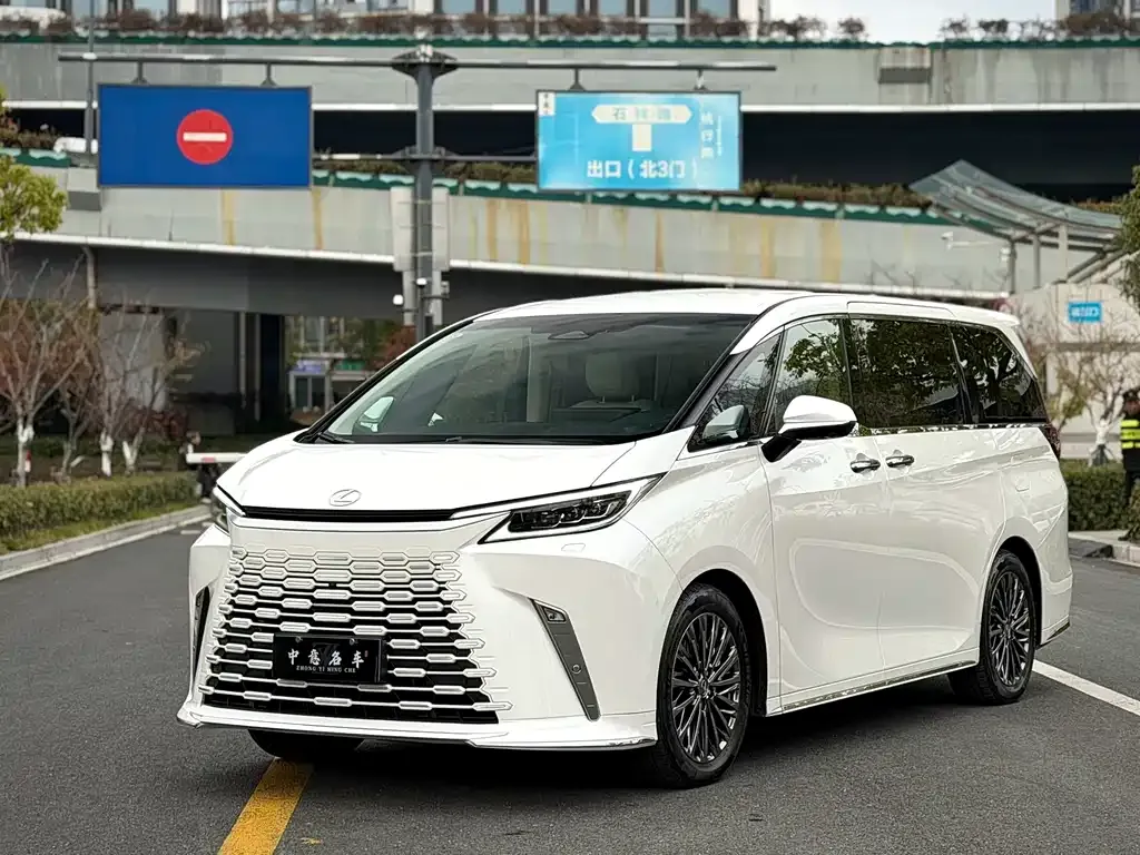 Lexus LM — фото 1