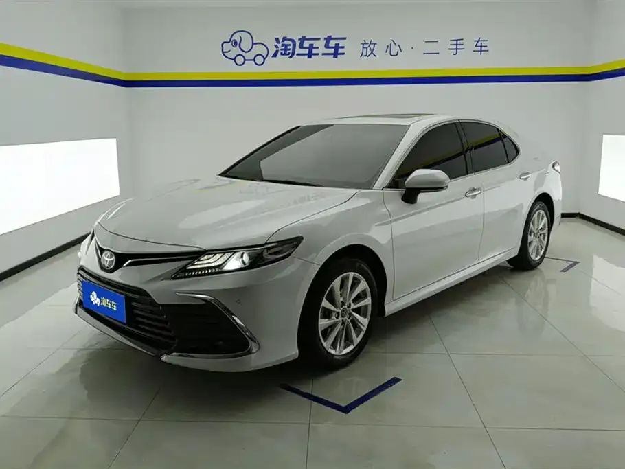 Toyota Camry — фото 1