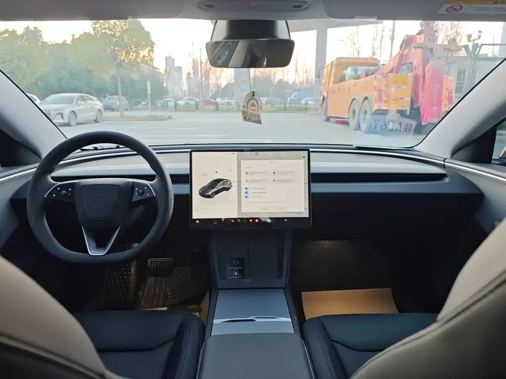 Tesla Model 3 — фото 4