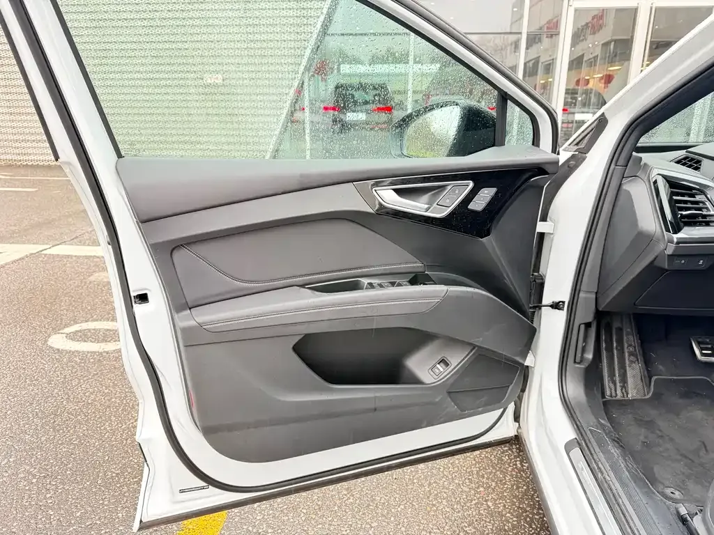 Audi Q4 e-tron — фото 10