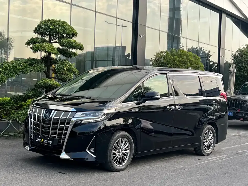 Toyota Alphard — фото 1