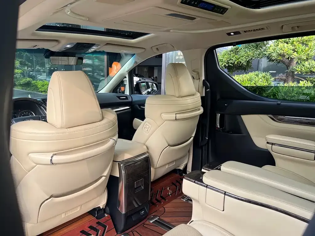 Toyota Alphard — фото 2