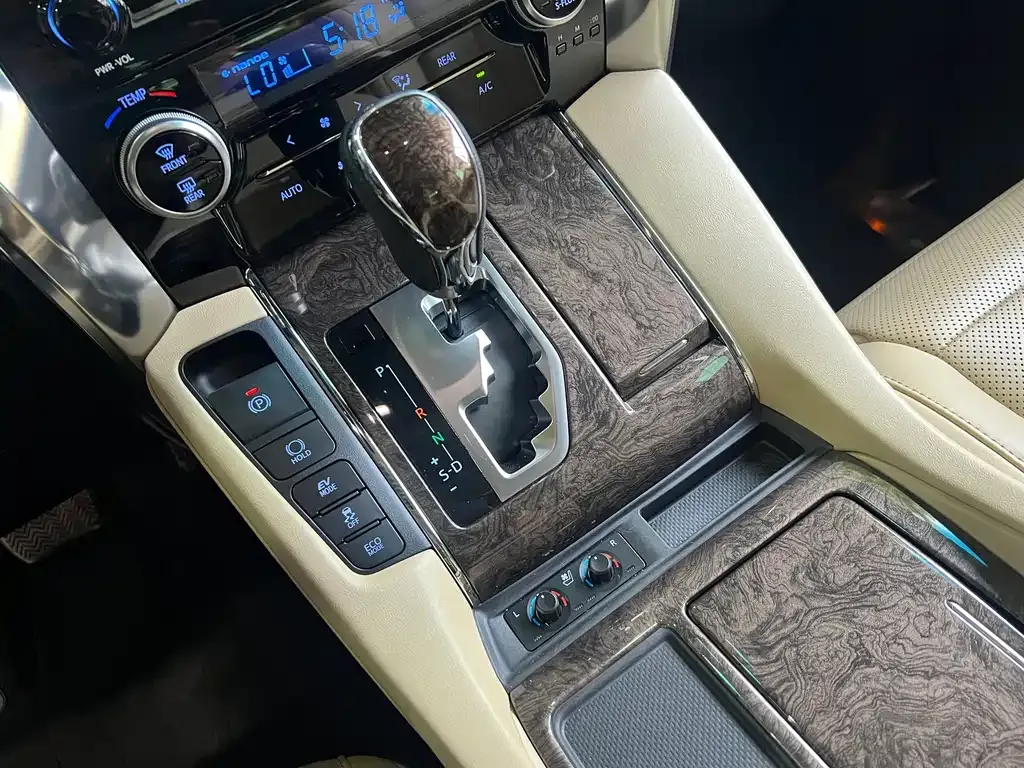 Toyota Alphard — фото 7