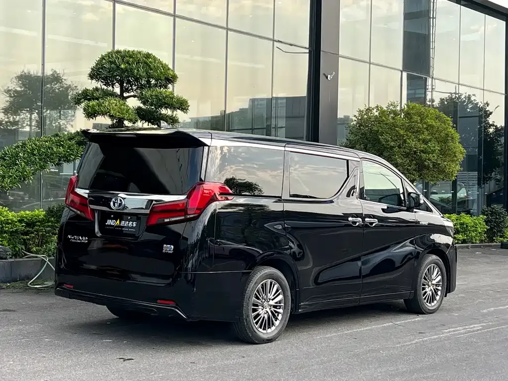 Toyota Alphard — фото 8