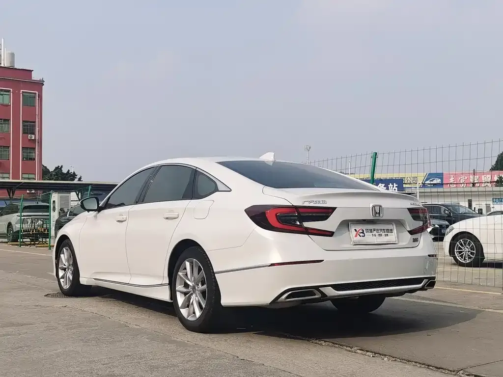 Honda Accord — фото 10