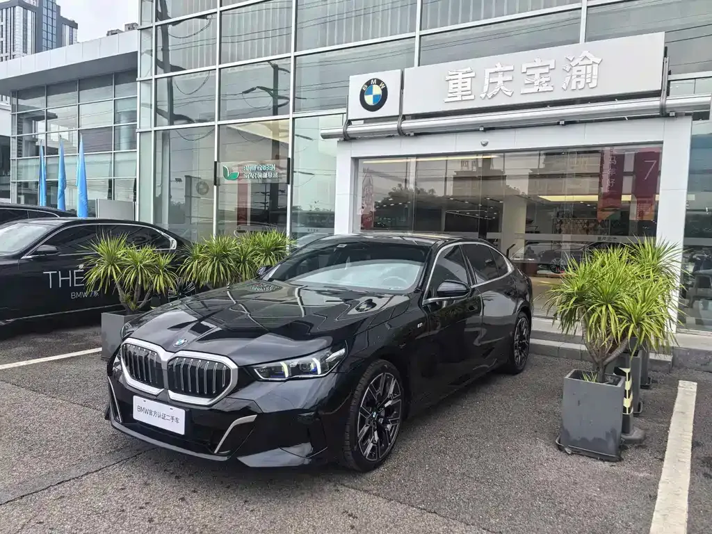 BMW 5 Series — фото 1