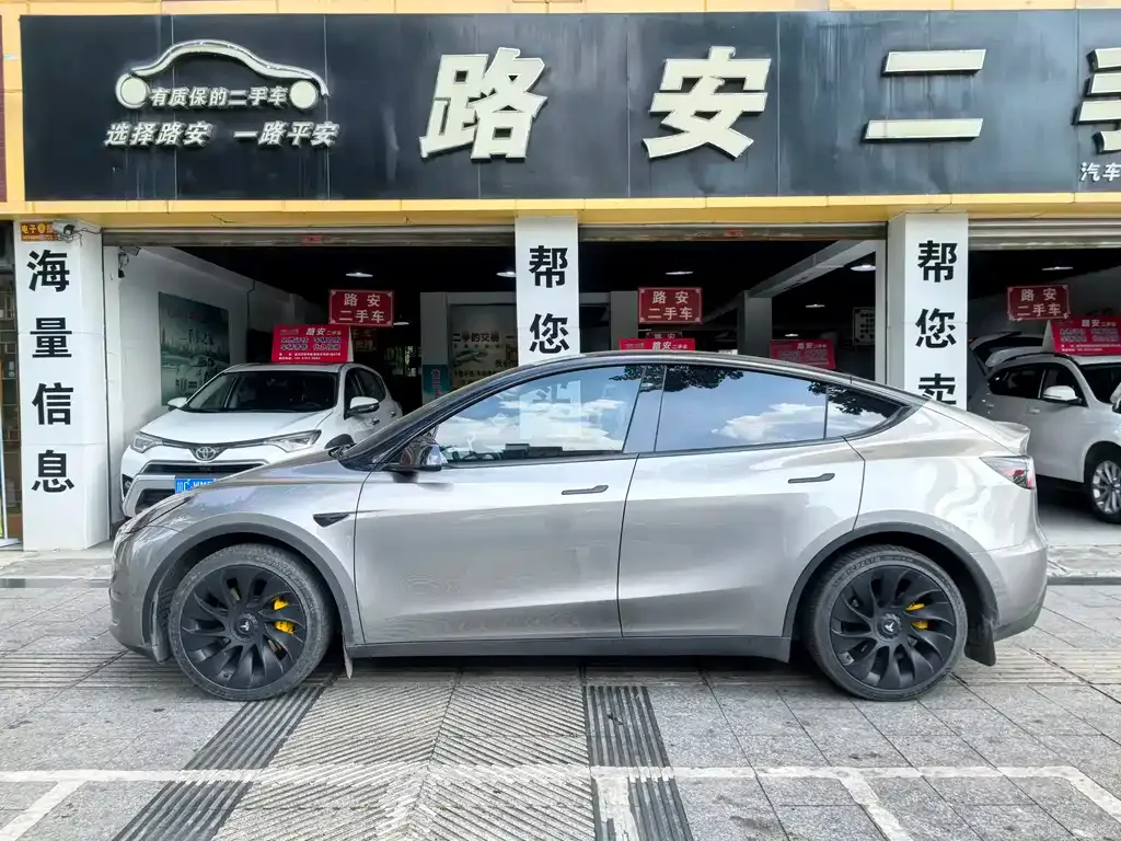Tesla Model Y — фото 9