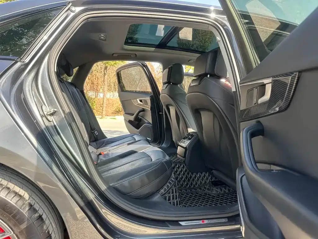 Audi A4L 2022 из CN, фото 4