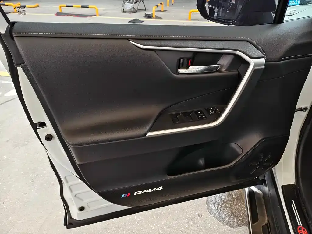 Toyota RAV4 2023 из CN, фото 5