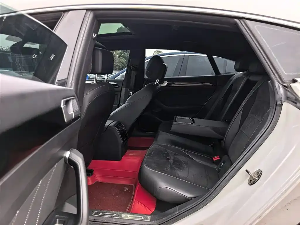 Volkswagen CC 2023 из CN, фото 10