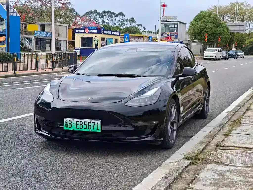 Tesla Model 3 — фото 1