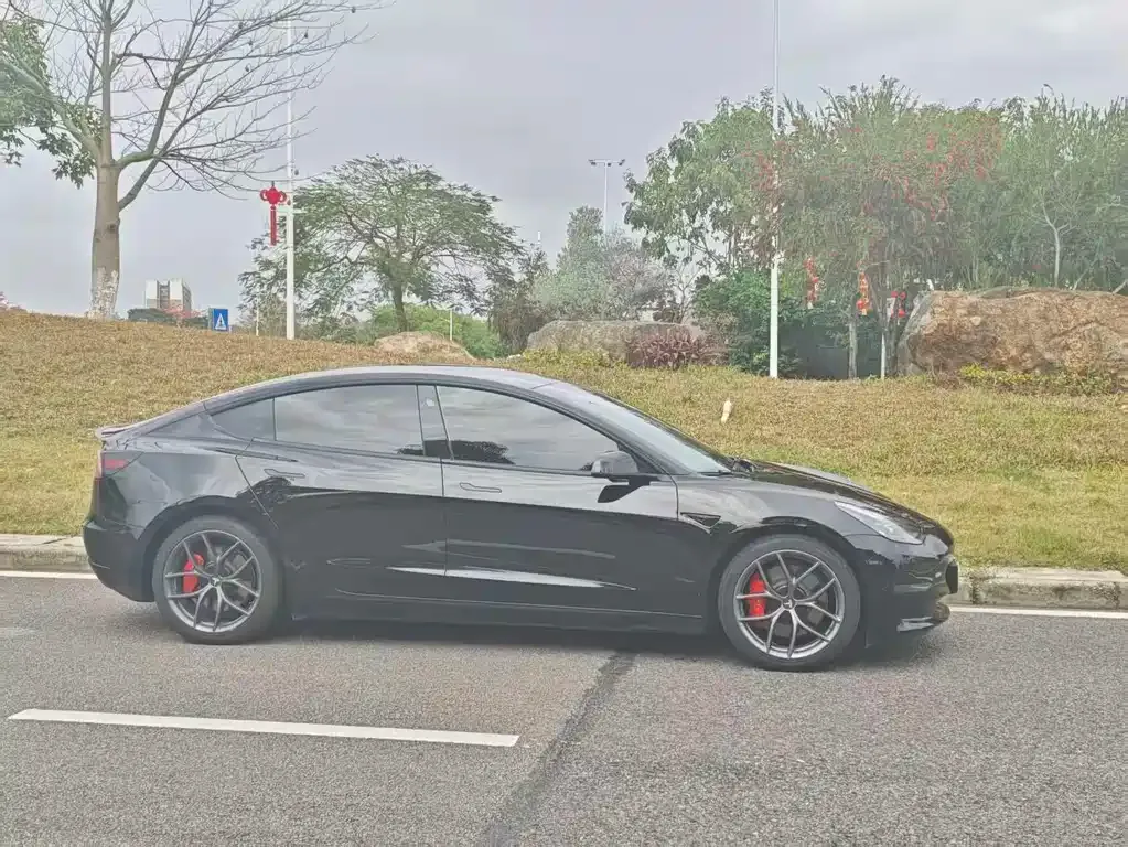 Tesla Model 3 — фото 10