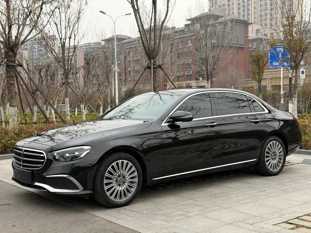 Mercedes-Benz E-Class — фото 1