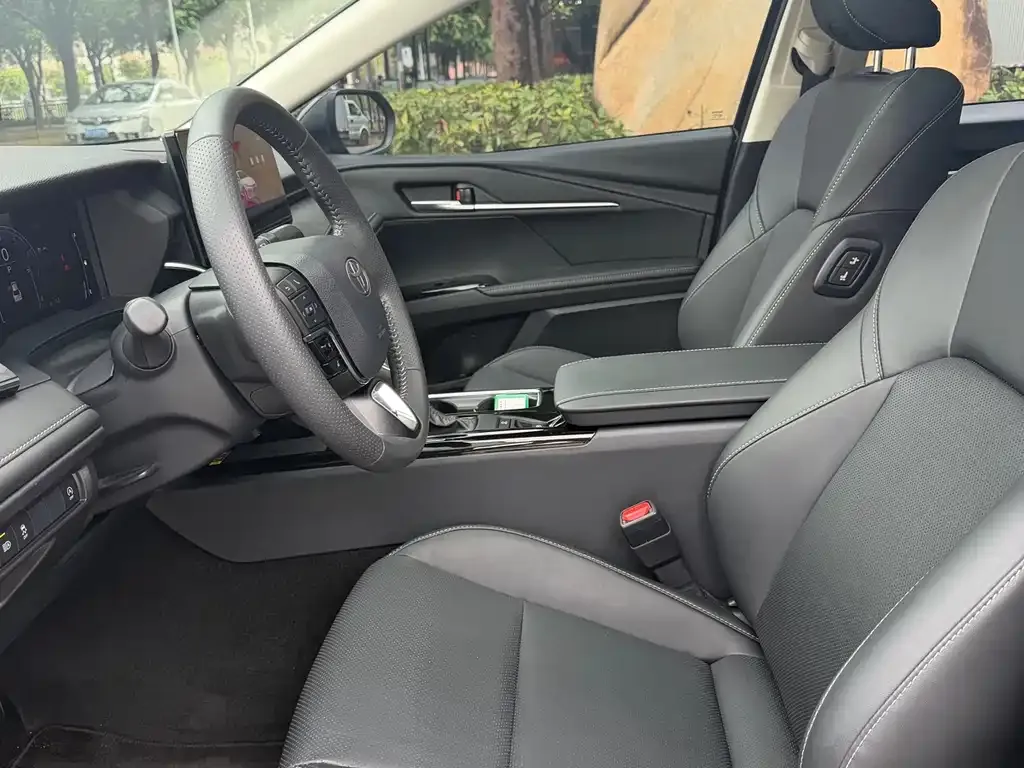 Toyota Camry 2024 из CN, фото 2