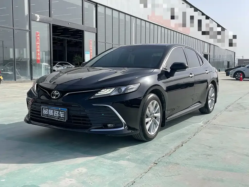 Toyota Camry — фото 1